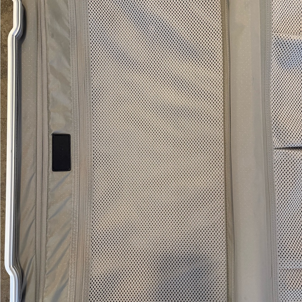 Monos Trunk Silver Hard Shell Suitcase - Picture 5 of 15